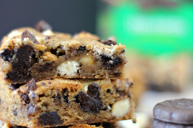 Thin Mint Blondies ~ A soft and chewy blondie bar with Thin Mint cookies and White Chocolate chunks throughout. Makes for a delicious bar that you'll love for dessert! ~ www.mykitchencraze.com