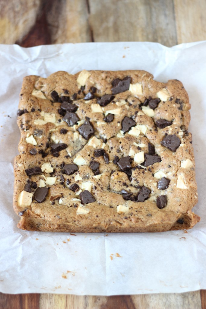 Thin Mint Blondies ~ A soft and chewy blondie bar with Thin Mint cookies and White Chocolate chunks throughout. Makes for a delicious bar that you'll love for dessert! ~ www.mykitchencraze.com