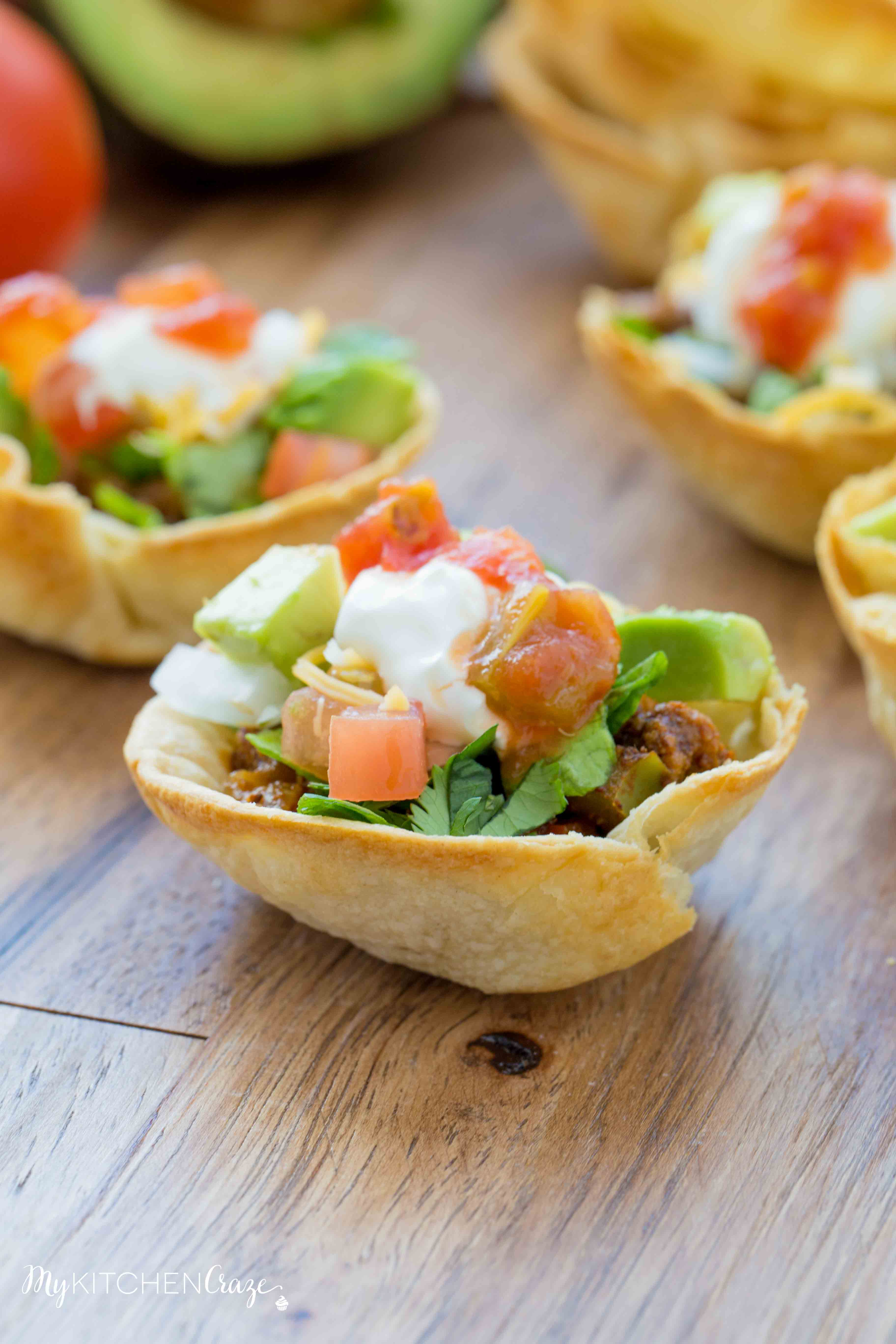 Taco Cups & Cheese Dip {Game Day Food} ~ Do you love to have snacks and appetizers on game day? Then you need to make these delicious Taco Cups and creamy Cheese Dip. Perfect foods to cheer on your favorite team. Go team!