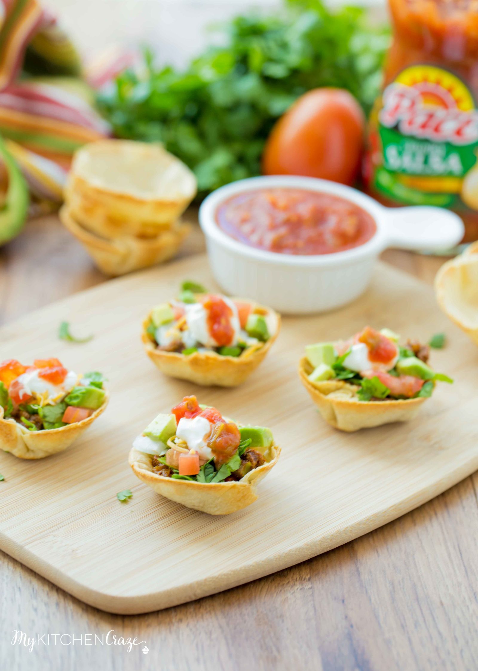 Taco Cups & Cheese Dip {Game Day Food} ~ Do you love to have snacks and appetizers on game day? Then you need to make these delicious Taco Cups and creamy Cheese Dip. Perfect foods to cheer on your favorite team. Go team!