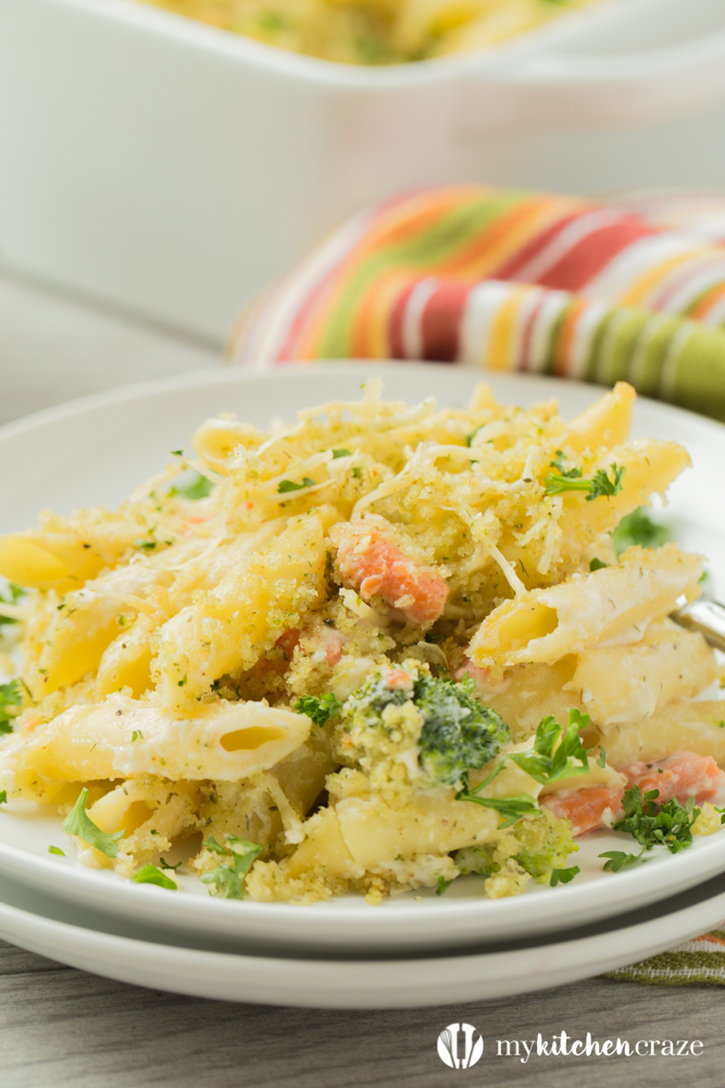 Smoked Salmon Alfredo Casserole ~ Homemade creamy Alfredo sauce layered with smoked salmon, broccoli and cheese. Then topped with bread crumbs and Parmesan cheese. Yum! This is one casserole dinner everyone will love!