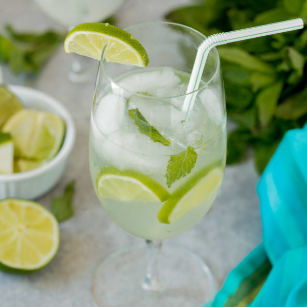 Easy Mojito Cocktail ~ Perfect drink for the summer months and only takes 6 ingredients to make. What drink could be better than that?