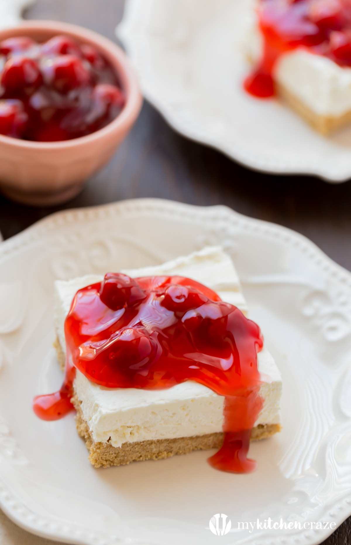 No Bake Cherry Delight ist ein Familienliebling. Dieses Dessert ist ein leckeres No-Bake-Dessert und perfekt für die heißen Sommertage! #nobake #dessert #cheesecake #cherries