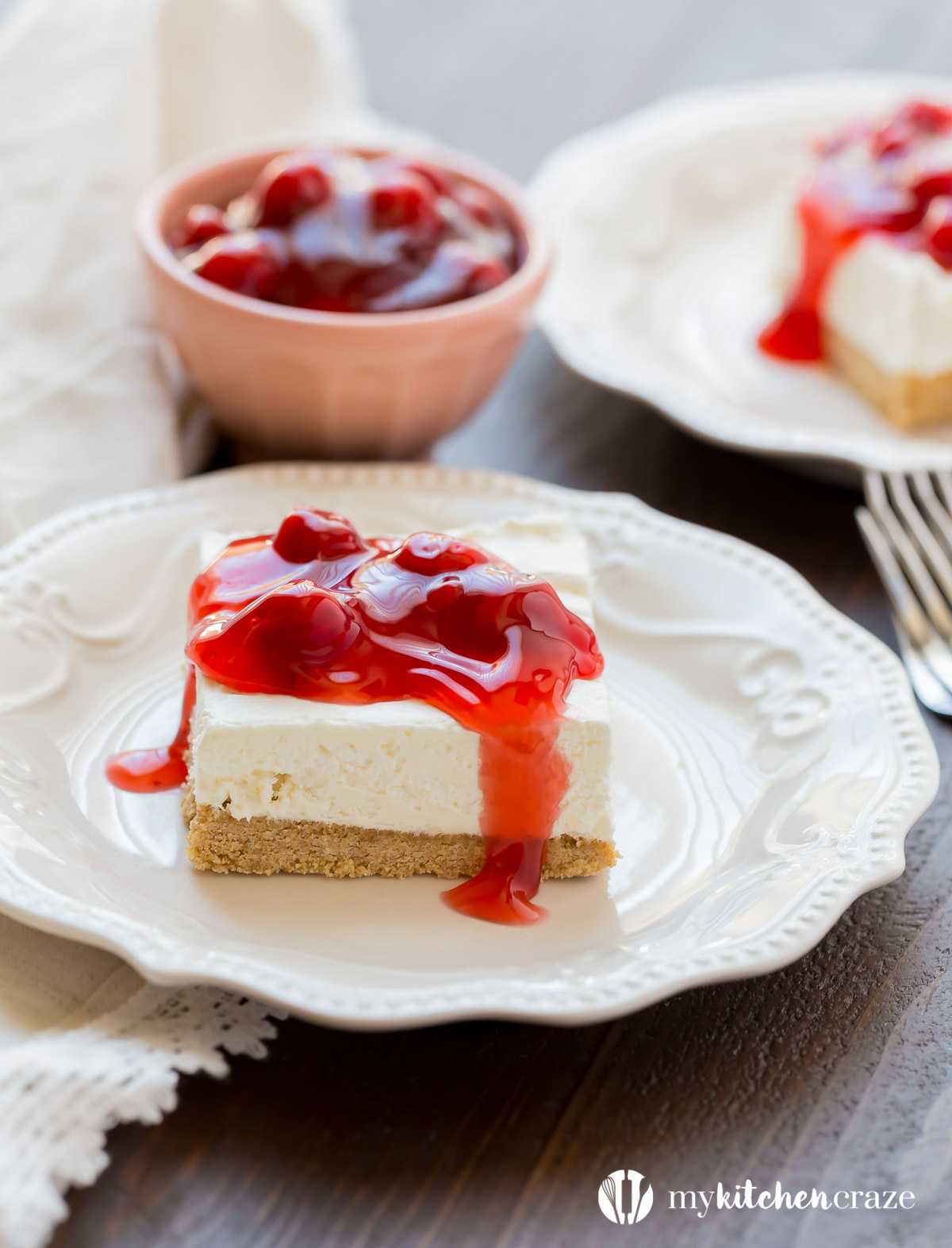 No Bake Cherry Delight è uno dei preferiti della famiglia. Questo dessert è un delizioso dolce senza cottura e perfetto per le calde giornate estive! #nobake #dessert #cheesecake #cherries