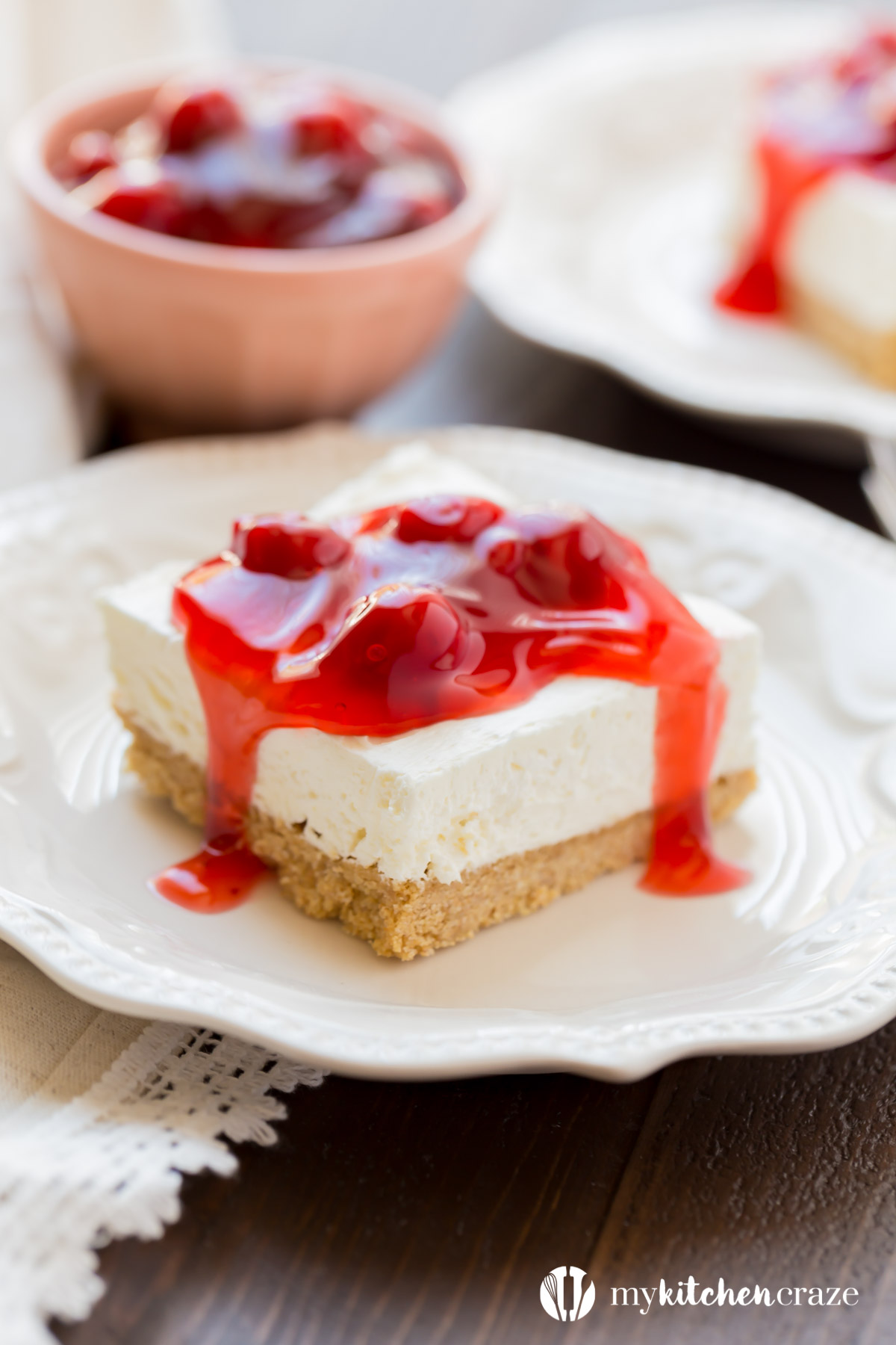 No Bake Cherry Delight é uma delícia de família. Esta sobremesa é uma deliciosa sobremesa sem bolos e perfeita para aqueles dias quentes de Verão! #nobake #dessert #cheesecake #cheesecake #cherries