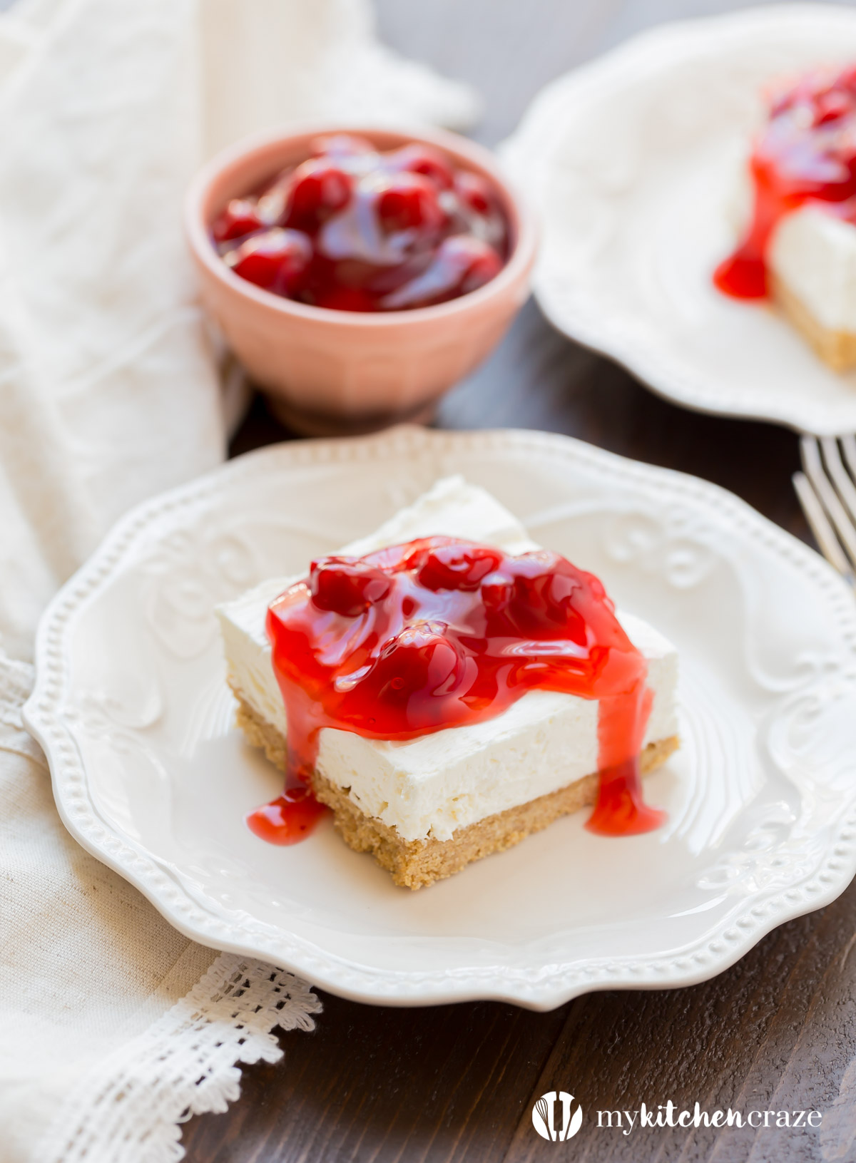 No Bake Cherry Delight is a family favorite. Ten deser jest przepyszny, bez pieczenia i idealny na te gorące letnie dni! #nobake #dessert #cheesecake #cherries