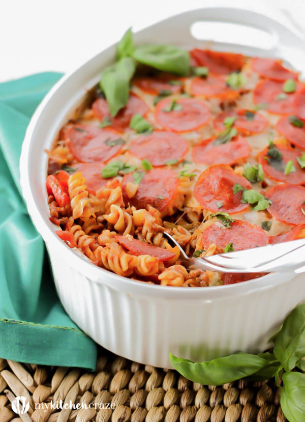 Pizza Pasta Casserole ~ Everything you love on your pizza, tossed in noodles. Cooked and on your table within 30 minutes. What's not to love about this recipe?